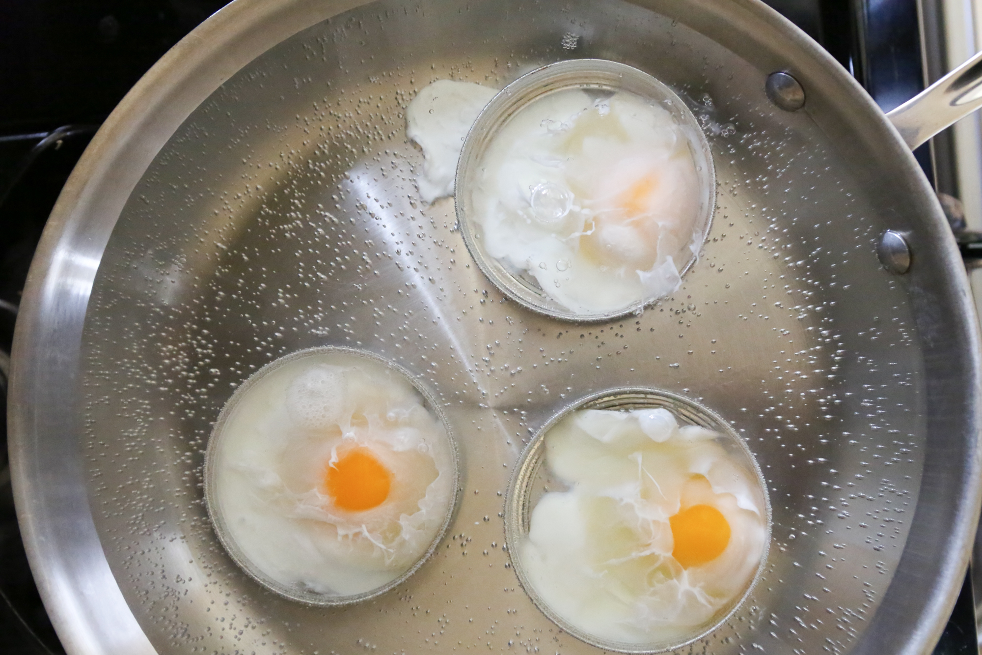 Яйцо поместить в воду. Варка яиц пашот. Яйцо пашот приготовление. Яйца пашот в домашних. Способ приготовления яйца пашот.