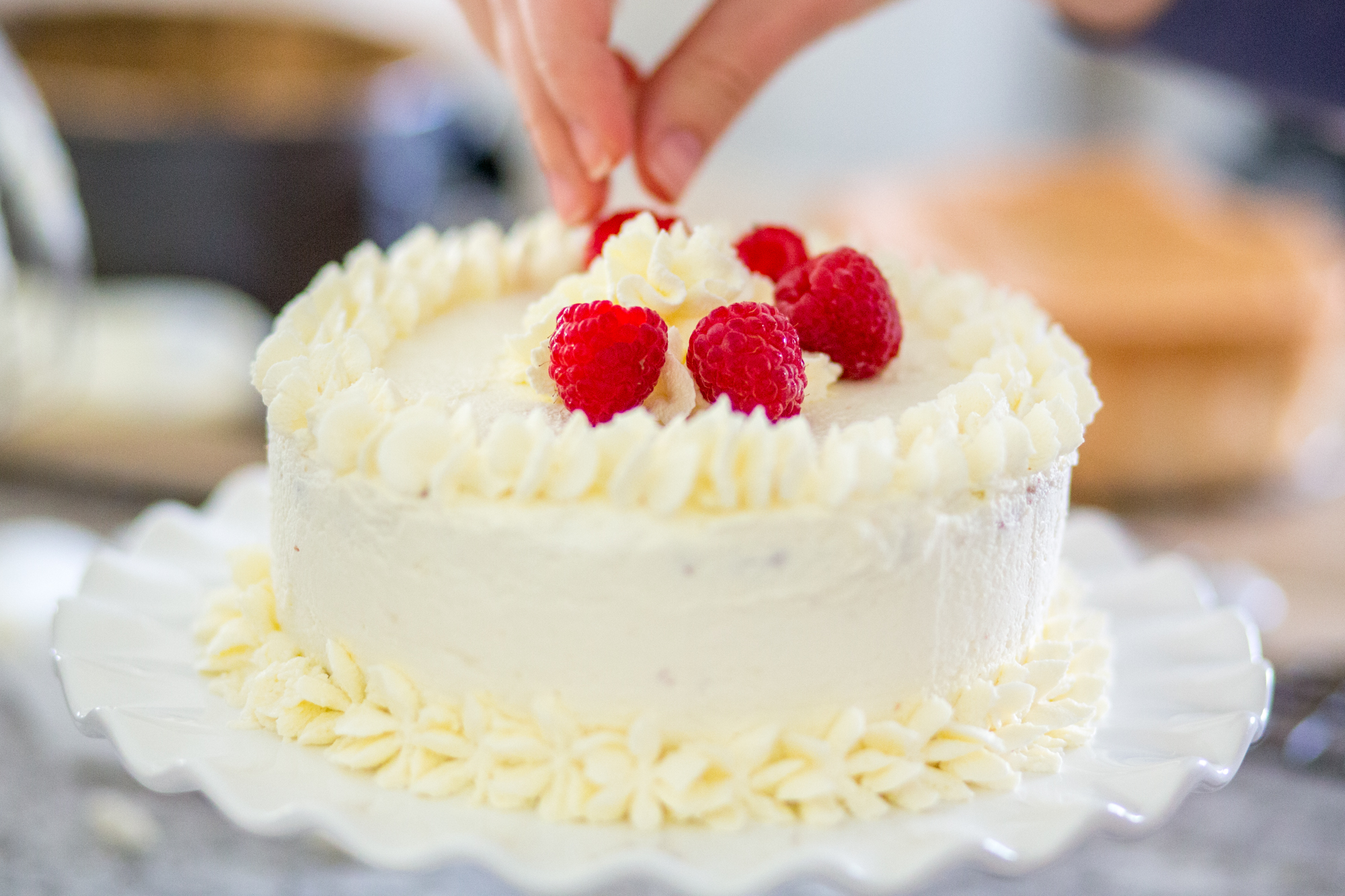 Ангельский торт со сливками и ягодами фото